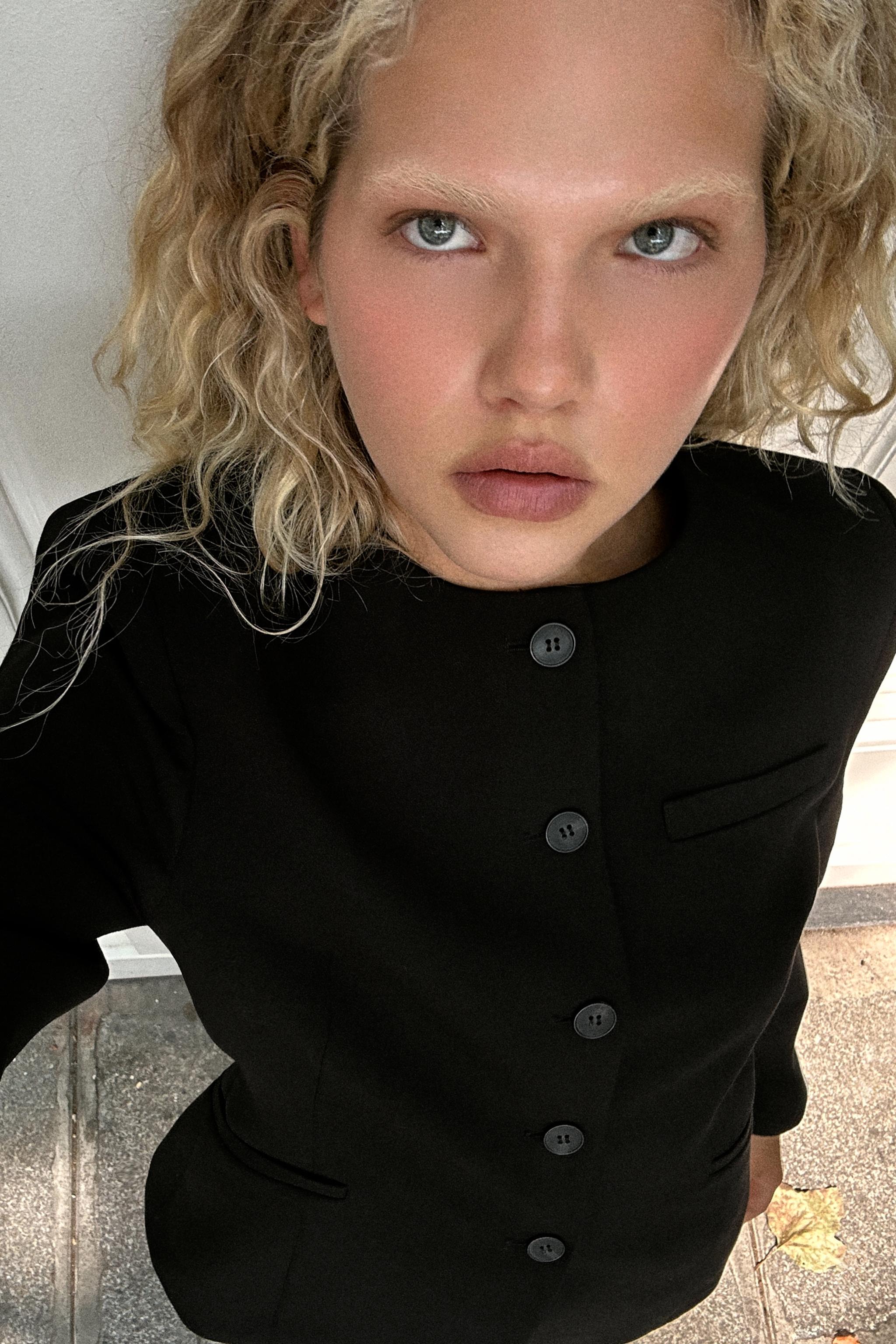 VESTE TAILLÉE AVEC ÉPAULETTES